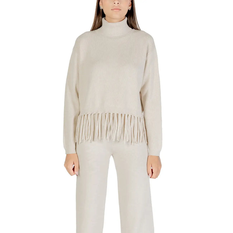 Pull à col roulé beige en maille côtelée avec ourlet à franges, issu de la collection blanche Choral pour femmes