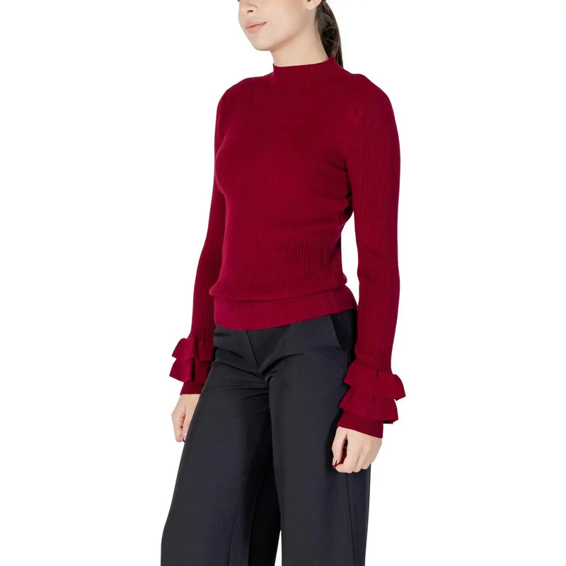 Un pull en maille côtelée bordeaux riche, avec des poignets volantés, en mélange de viscose, de la collection de tricots pour femmes Choral.