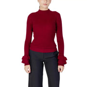 Un pull en maille côtelée bordeaux riche, à col montant et poignets volantés évasés, en mélange de viscose, de la collection de tricots pour femmes Choral.