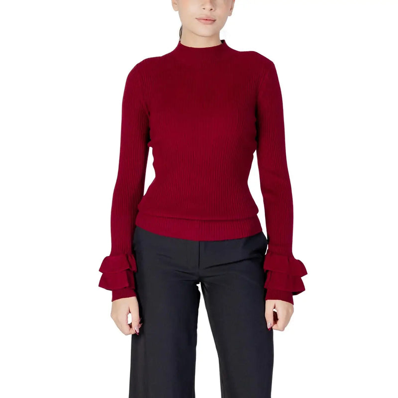 Un pull en maille côtelée bordeaux riche, à col montant et poignets volantés évasés, en mélange de viscose, de la collection de tricots pour femmes Choral.