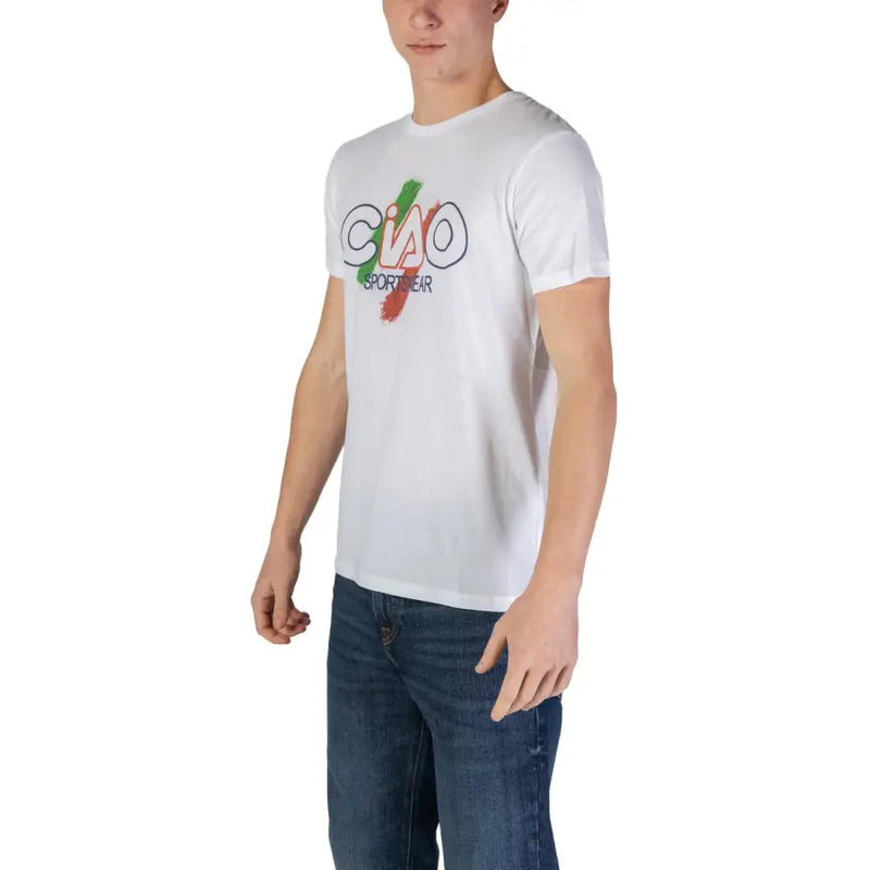 T-shirt homme en coton blanc à col rond orné d'un motif coloré Ciao Sportswear avec des accents de coups de pinceau verts, blancs et rouges.