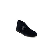 Bottines désert Clarks en daim noir avec lacets noirs et semelle cousue, présentées dans la collection de chaussures à lacets en cuir bleu Clarks pour hommes.