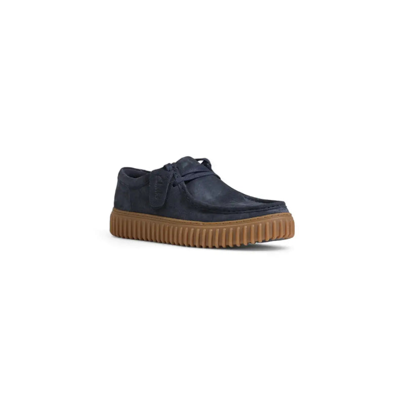 Mocassins Clarks pour homme en cuir bleu, chaussures décontractées en daim bleu foncé avec semelle en caoutchouc beige, vus de l'arrière