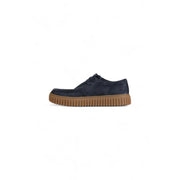 Mocassins Clarks pour homme en cuir bleu, chaussures décontractées avec tige en daim bleu foncé à lacets et semelle en caoutchouc texturé beige.