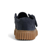 Mocassins Clarks pour homme en cuir bleu, chaussures décontractées avec lacets en daim bleu marine et semelle en caoutchouc beige à rainures verticales.
