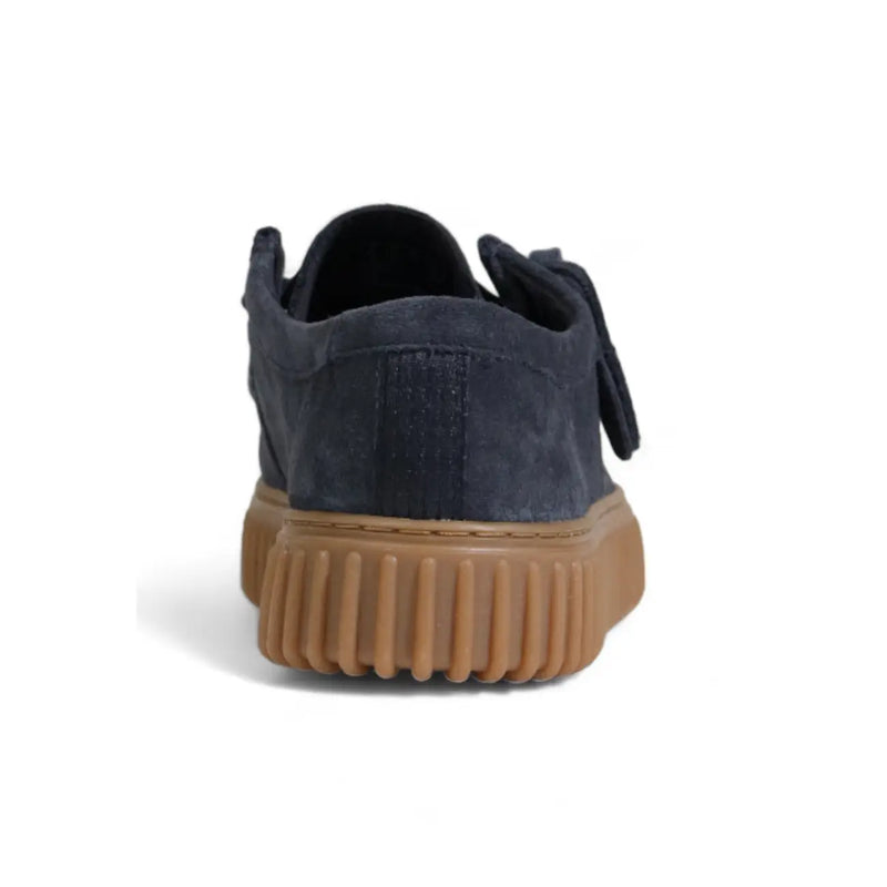 Mocassins Clarks pour homme en cuir bleu, chaussures décontractées avec lacets en daim bleu marine et semelle en caoutchouc beige à rainures verticales.