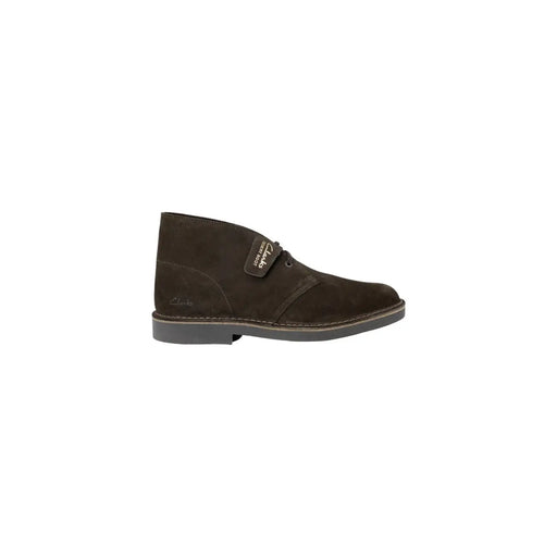 Bottines désert Clarks en daim marron foncé, modèle chukka classique avec surpiqûres contrastées pour hommes