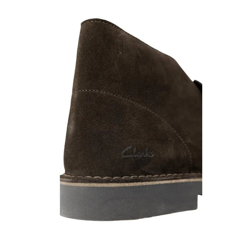 Bottines Clarks pour homme en cuir marron, en daim marron foncé avec semelle en caoutchouc gris contrastante