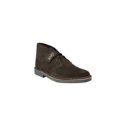 Bottines désert Clarks en daim marron foncé avec lacets noirs et semelle en caoutchouc pour hommes, bottines en cuir marron.