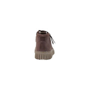 Mocassin Clarks pour homme en cuir marron, vu de l'arrière, lacets noués et semelle côtelée texturée.