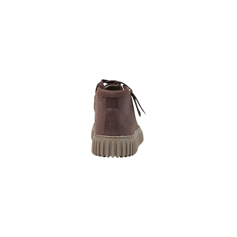Mocassin Clarks pour homme en cuir marron, vu de l'arrière, lacets noués et semelle côtelée texturée.