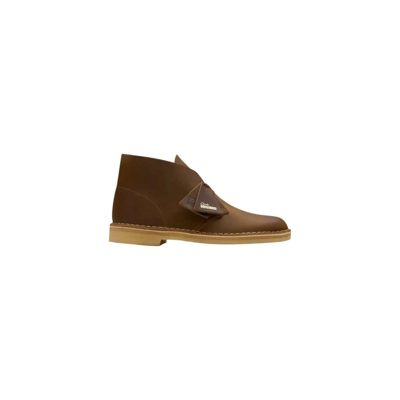 Bottines désert Clarks pour homme en daim marron, semelle en caoutchouc beige et bride triangulaire emblématique en cuir.