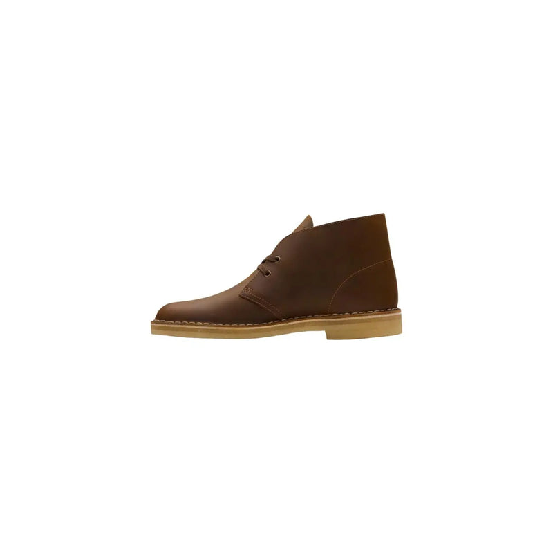 Bottines désert Clarks pour homme en daim marron, semelle en caoutchouc beige et lacets en cuir.