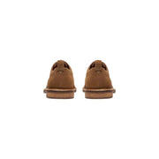 Chaussures Oxford à lacets pour homme Clarks, en daim marron camel, au design classique et à semelles en bois.