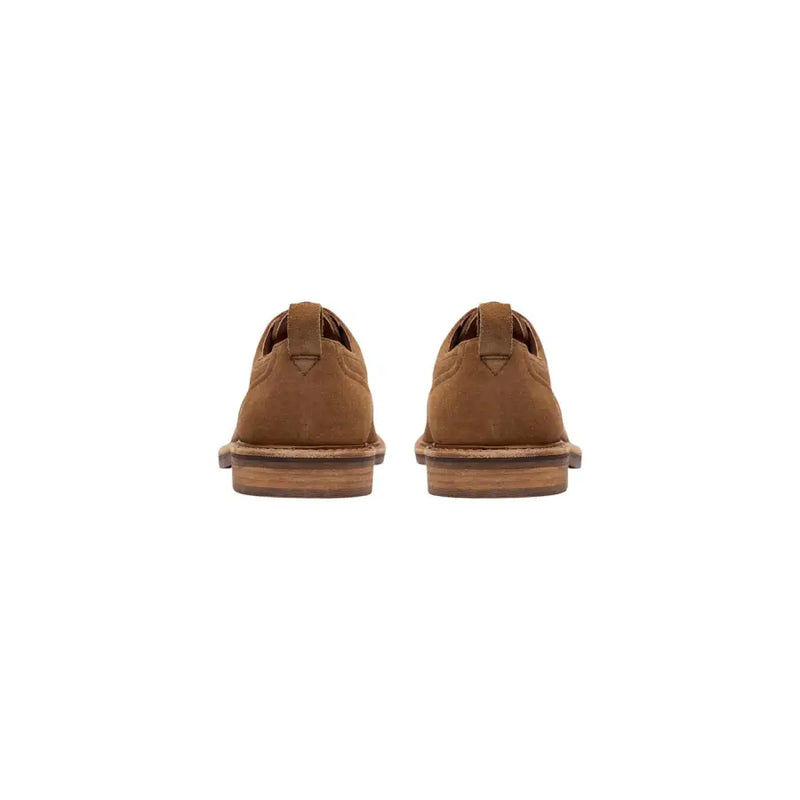 Chaussures Oxford à lacets pour homme Clarks, en daim marron camel, au design classique et à semelles en bois.