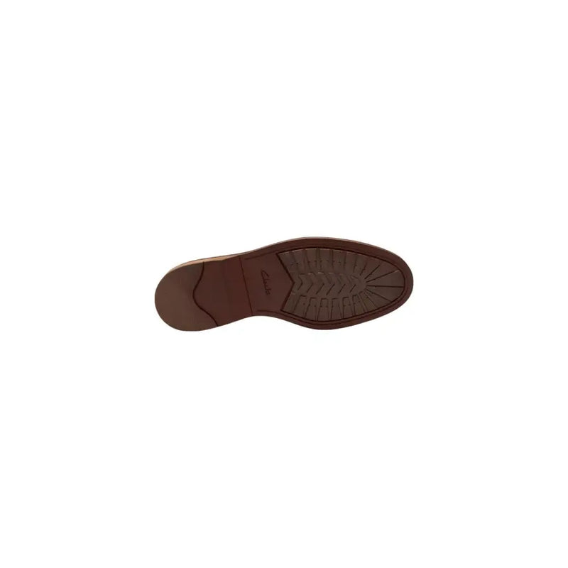 Semelle en caoutchouc marron avec semelle crantée et logo Clarks en relief près du talon des chaussures Clarks pour homme en daim camel à lacets