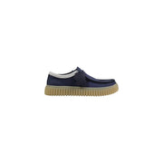 Chaussures à lacets pour homme Clarks, en daim bleu marine, avec col blanc et semelle en caoutchouc beige.