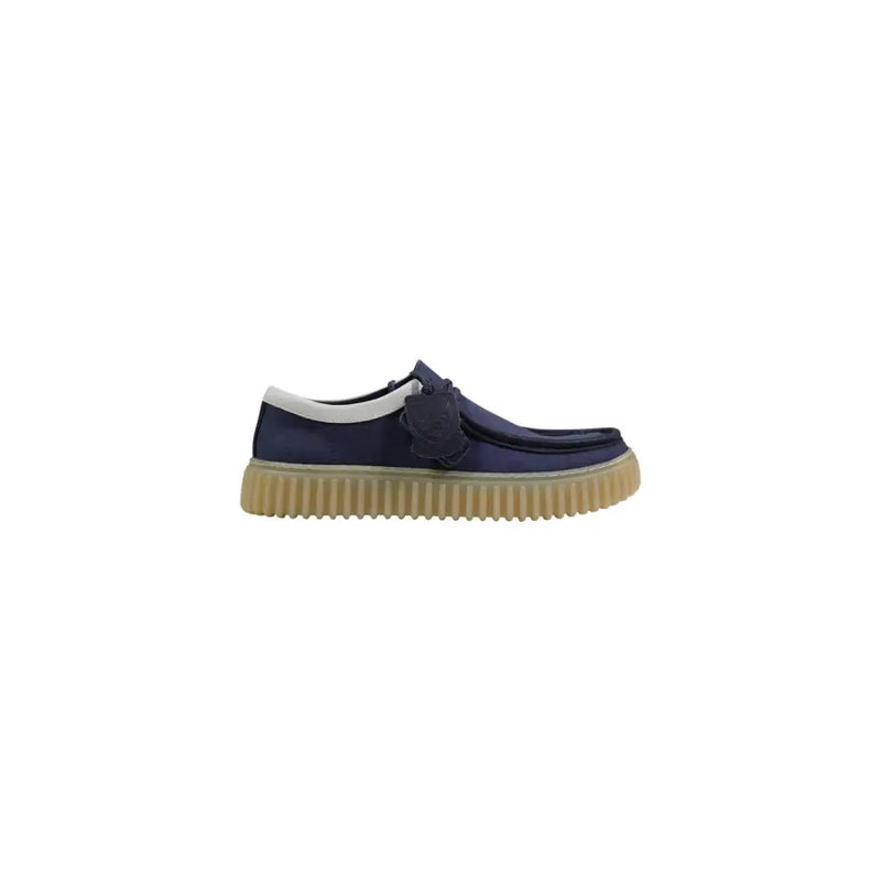 Chaussures à lacets pour homme Clarks, en daim bleu marine, avec col blanc et semelle en caoutchouc beige.