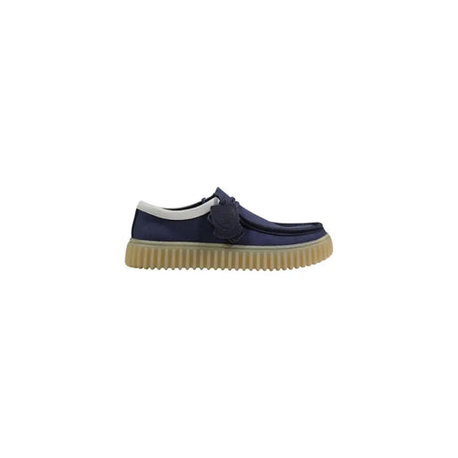 Chaussures à lacets pour homme Clarks, en daim bleu marine, avec col blanc et semelle en caoutchouc beige.