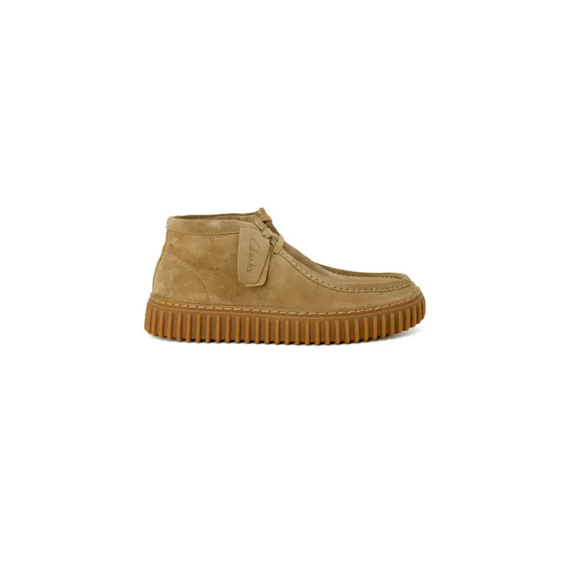 Chaussure à lacets Clarks pour homme en cuir beige avec semelle en daim marron clair et caoutchouc gomme côtelé, pointure 3,5 visible à l'arrière
