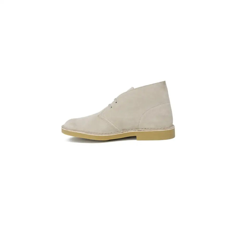 Bottines désert en daim beige avec semelle en caoutchouc beige et lacets en cuir synthétique gris, pointure 2,5 (Clarks).
