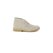 Chaussures à lacets Clarks pour homme, en daim beige avec semelle en caoutchouc marron clair et étiquette de marque dorée, pointure 2,5, cuir synthétique gris