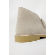 Bottines désert Clarks en daim beige avec semelle en caoutchouc beige, modèle à lacets pour homme, pointure 2,5, en cuir synthétique gris.