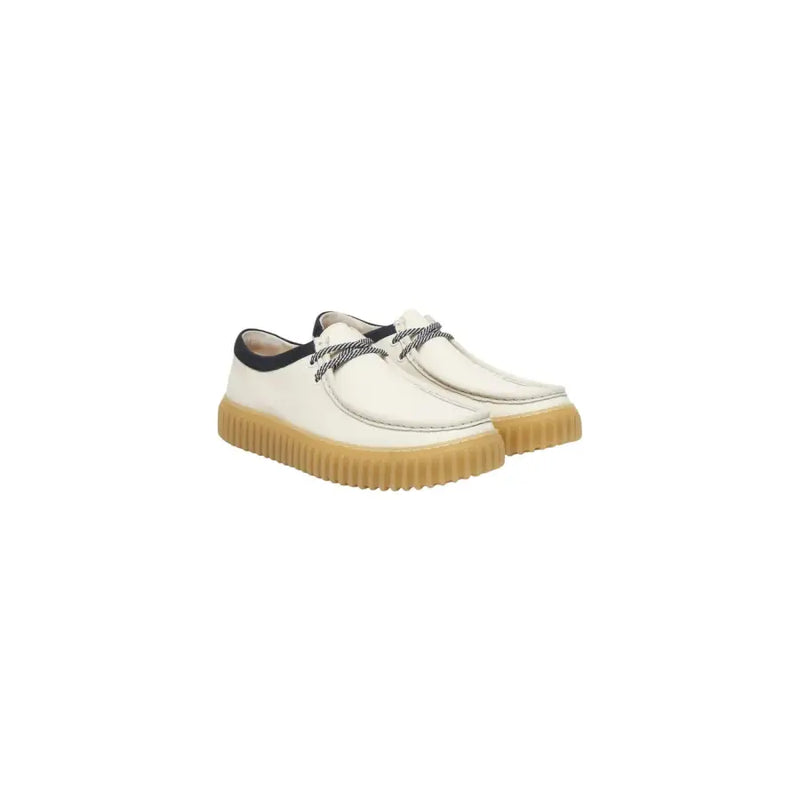 Mocassins à lacets pour hommes Clarks, en cuir blanc avec détails noirs et semelle en caoutchouc beige, article 26187380