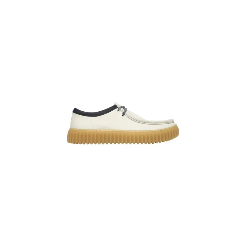 Chaussures à lacets pour homme Clarks, en cuir blanc, à enfiler, avec bordure noire et semelle en caoutchouc beige, article 26187380