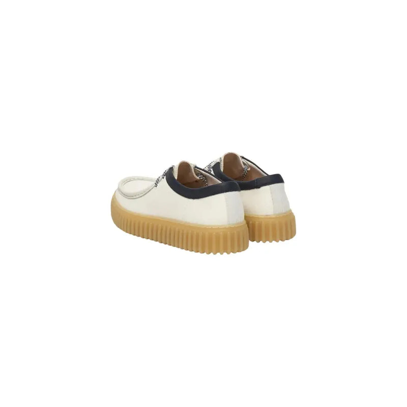 Chaussures à lacets pour homme Clarks, baskets blanches en tissu à enfiler avec détails bleu marine et semelle en caoutchouc beige