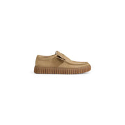 Mocassin Clarks pour homme en cuir beige et daim, modèle à enfiler avec semelle en caoutchouc côtelée