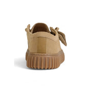 Mocassins Clarks pour homme en cuir beige, lacés en daim marron clair, semelle en gomme côtelée ornée d'un nœud.