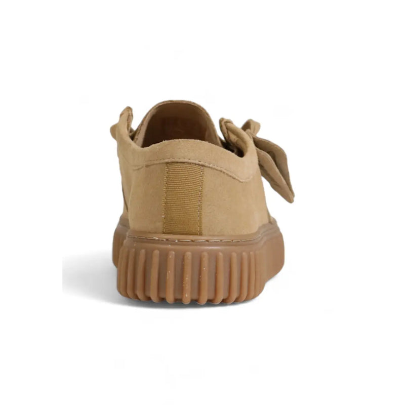 Mocassins Clarks pour homme en cuir beige, lacés en daim marron clair, semelle en gomme côtelée ornée d'un nœud.