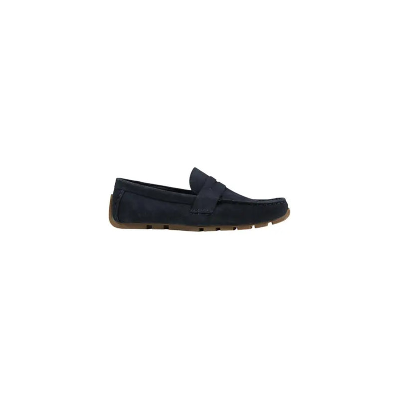 Mocassin Clarks pour homme, en daim bleu marine, avec semelle en caoutchouc beige et détails cousus, idéal pour le printemps et l'été.