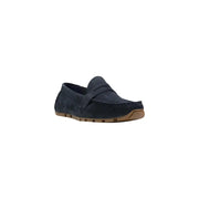 Mocassin Clarks pour homme, en daim bleu marine, avec semelle en caoutchouc beige et détails cousus, idéal pour le printemps et l'été.
