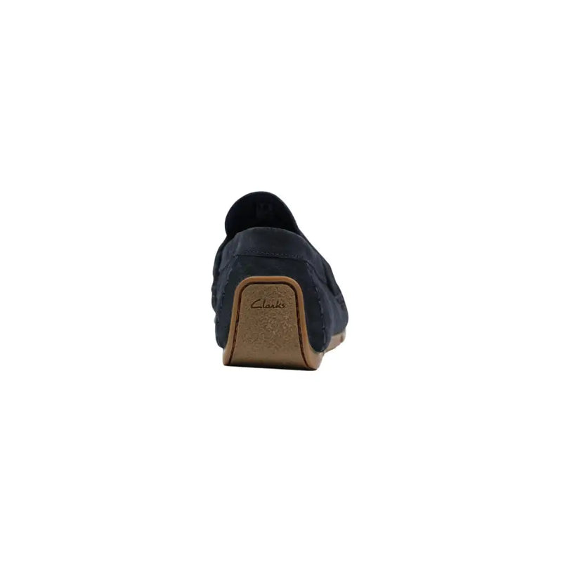 Mocassin Clarks pour homme en daim bleu marine avec semelle en caoutchouc beige, idéal pour le printemps et l'été.