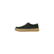 Chaussures Clarks pour homme, à enfiler, en daim vert foncé avec semelle en caoutchouc crantée beige, légères et confortables.