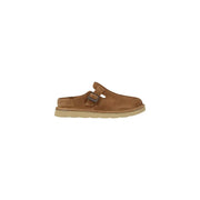 Pantoufles Clarks pour homme, en cuir beige avec empeigne en daim beige clair, boucle métallique et semelle en caoutchouc beige clair, pointure 44.