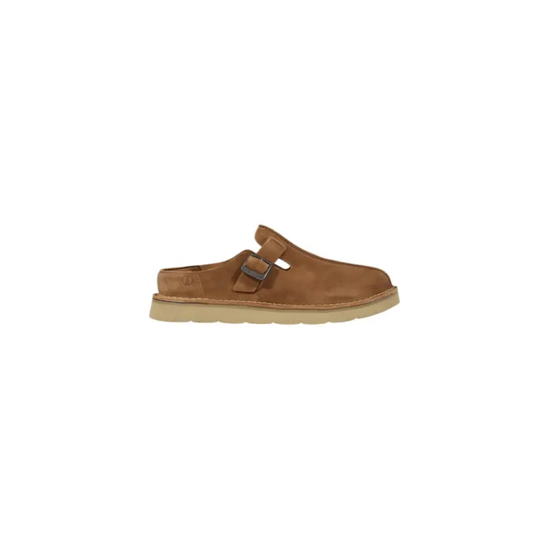 Pantoufles Clarks pour homme, en cuir beige avec empeigne en daim beige clair, boucle métallique et semelle en caoutchouc beige clair, pointure 44.