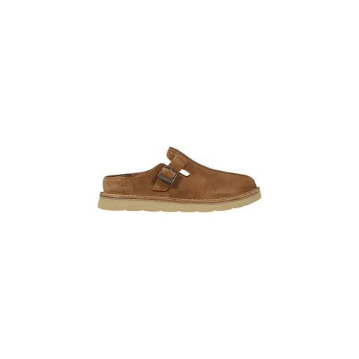 Pantoufles Clarks pour homme, en cuir beige avec empeigne en daim beige clair, boucle métallique et semelle en caoutchouc beige clair, pointure 44.