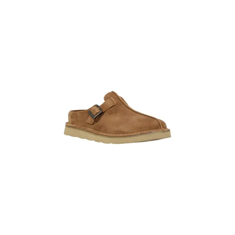 Chaussons Clarks pour homme, pointure 43 (10 US), mocassins en daim beige, à enfiler, avec bride à boucle et semelle en caoutchouc beige.