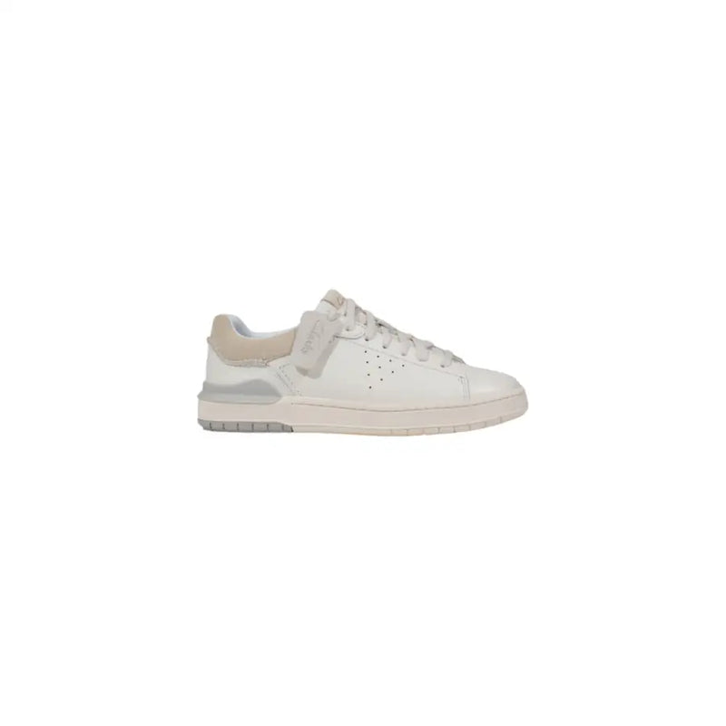 Baskets Clarks pour homme en cuir blanc avec des accents beiges et une semelle en caoutchouc au design minimaliste et élégant