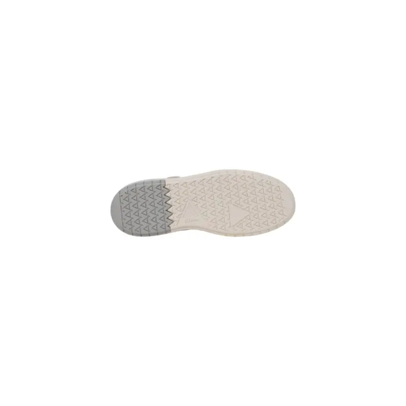 Baskets Clarks pour homme en cuir blanc, dotées d'une semelle en caoutchouc blanc et gris à motif triangulaire.