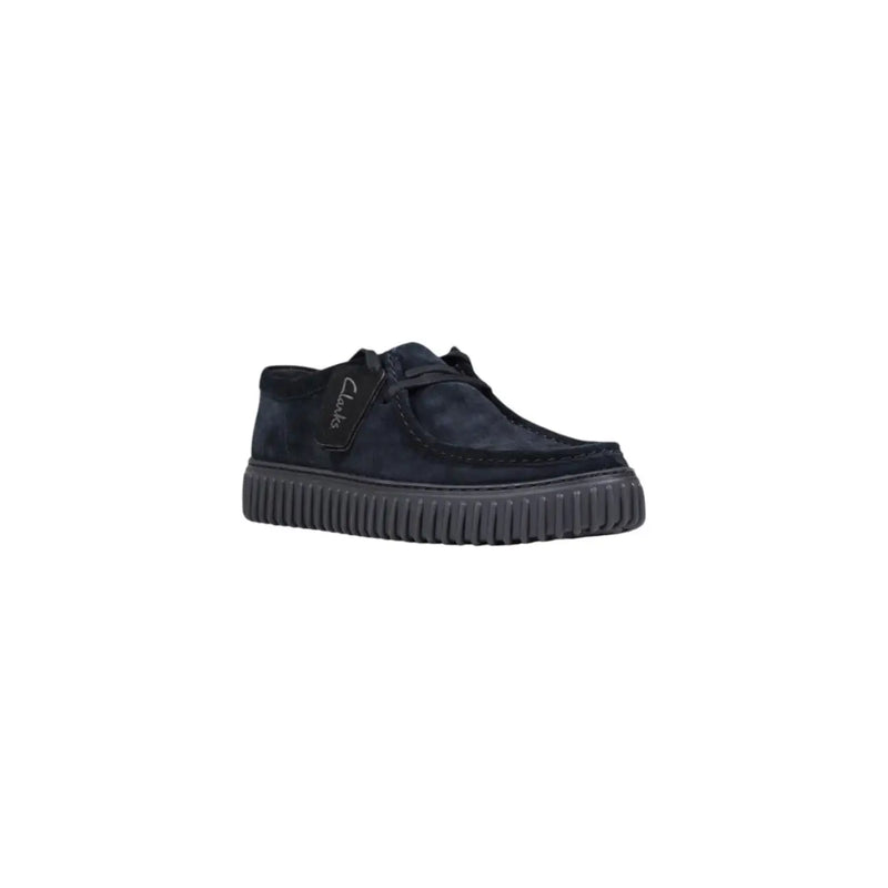 Bottines Clarks pour homme en daim noir à lacets, avec semelle intérieure en daim bleu foncé et semelle en caoutchouc côtelée.