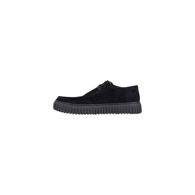 Chaussure Clarks pour homme en daim noir, à enfiler, avec semelle épaisse en caoutchouc côtelé, idéale pour le printemps et l'été.
