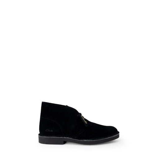 Bottines désert Clarks pour homme en daim noir, semelle en caoutchouc discrète et tirette de fermeture éclair dorée.