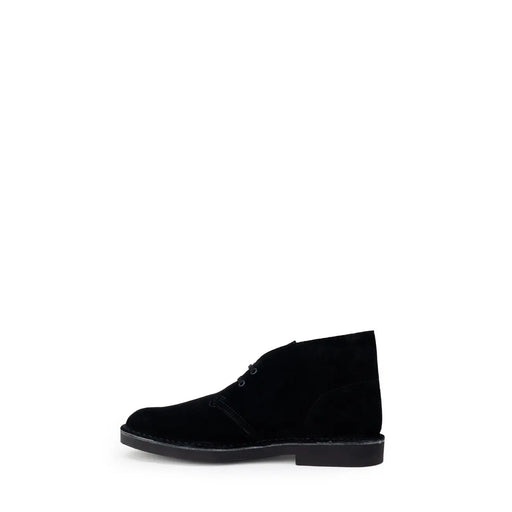 Bottines Clarks pour homme en cuir noir suédé, avec semelle en caoutchouc discrète et fermeture à lacets.