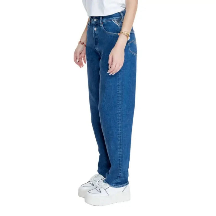 Classic blue straight-leg denim jeans for women with pockets and zip closure by Replay