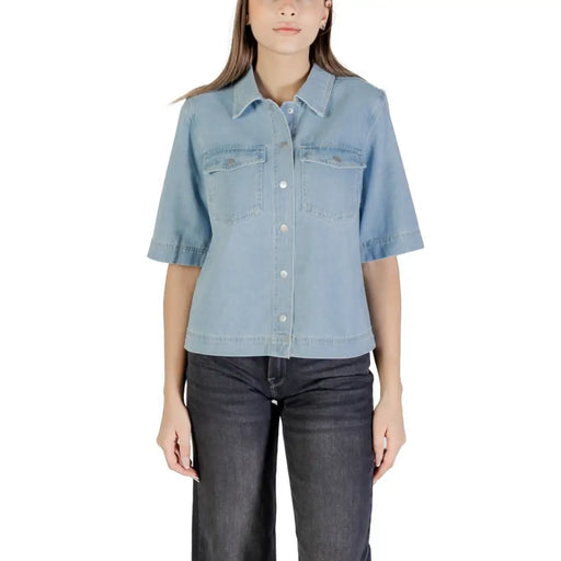 Chemise en jean bleu clair à manches courtes et poches pour femme