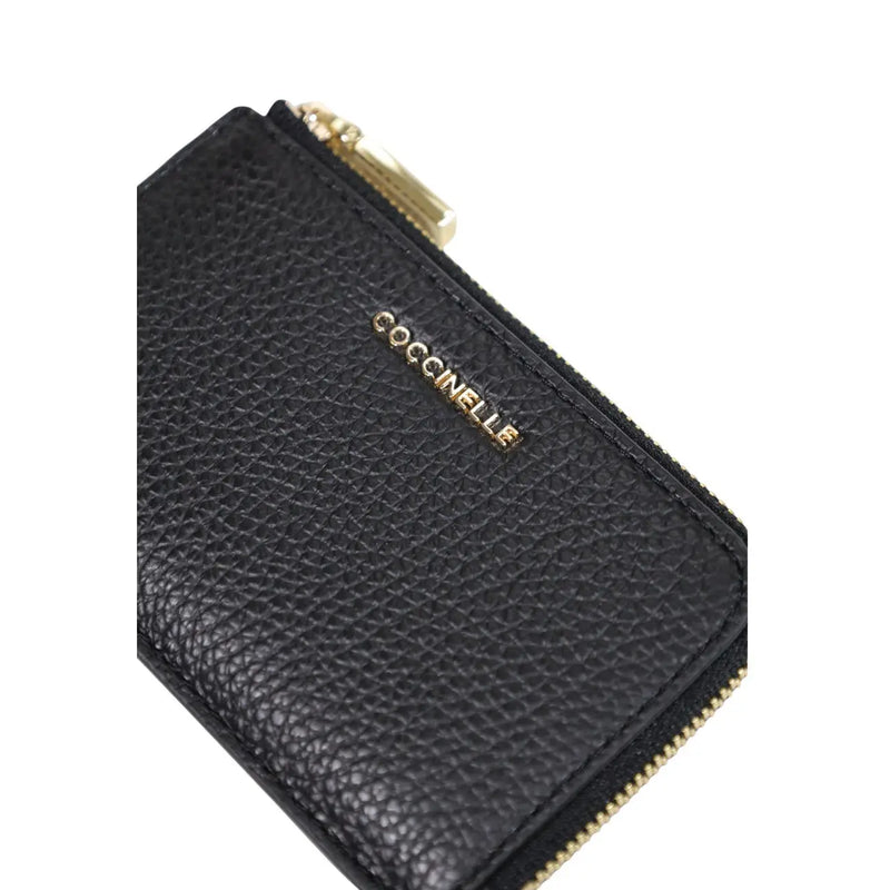 Portefeuille zippé en cuir noir texturé avec finitions dorées et logo Coccinelle, dimensions L13 x H8,5 x P0